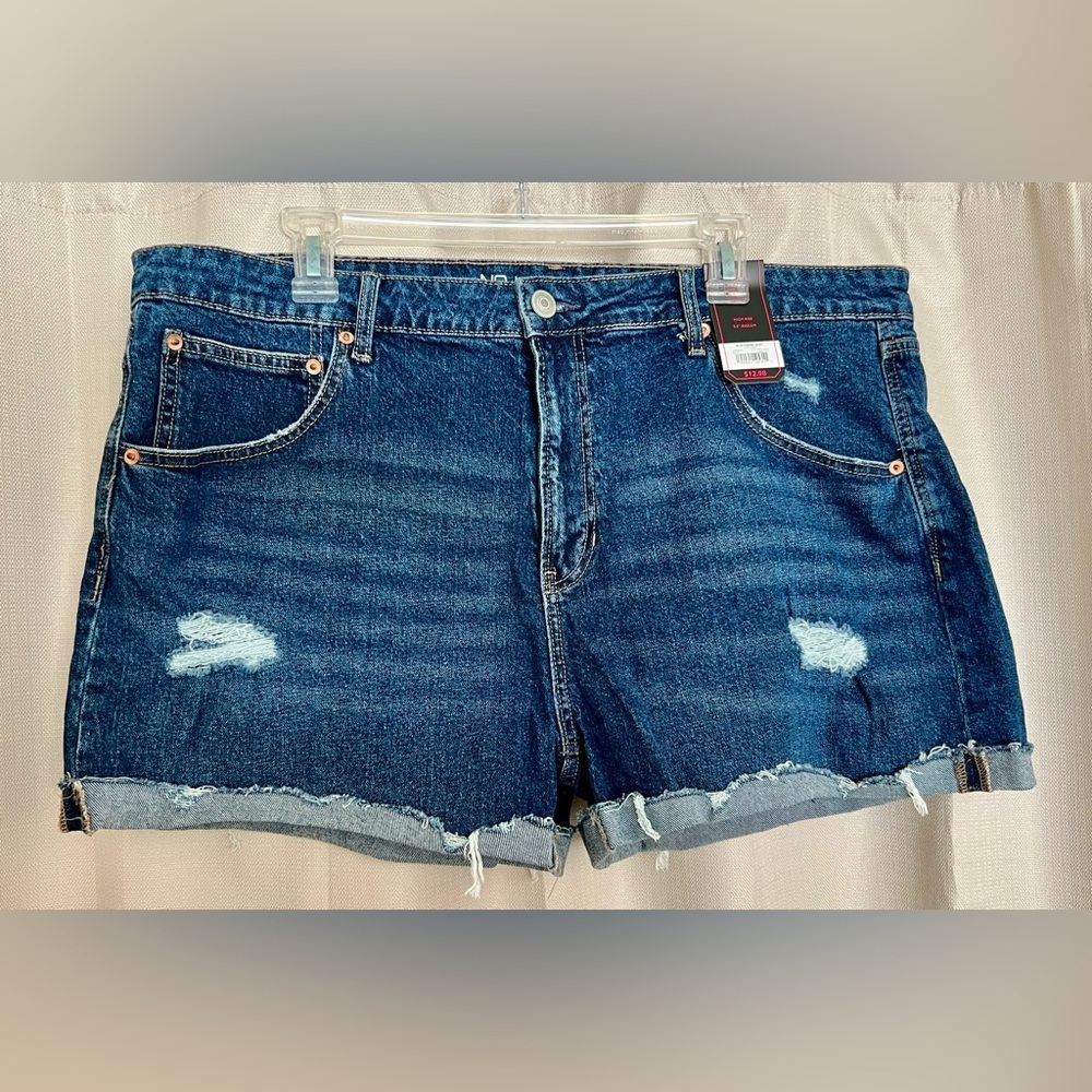 No Boundaries Women’s High-Rise Distressed Denim Shorts – Size 19